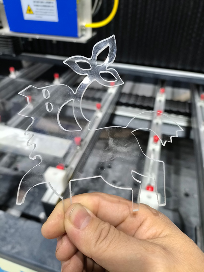 Échantillon de verre traité au laser sur une machine Glass Lasers
