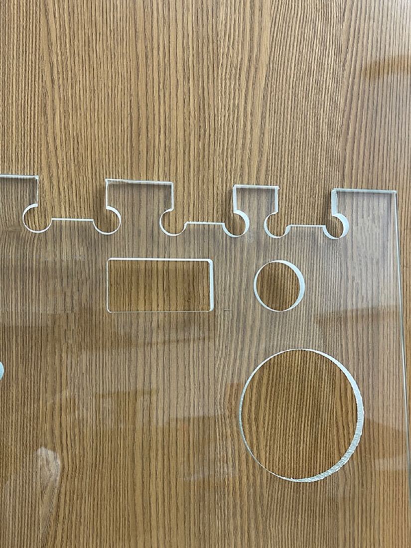 Échantillon de verre traité au laser sur une machine Glass Lasers