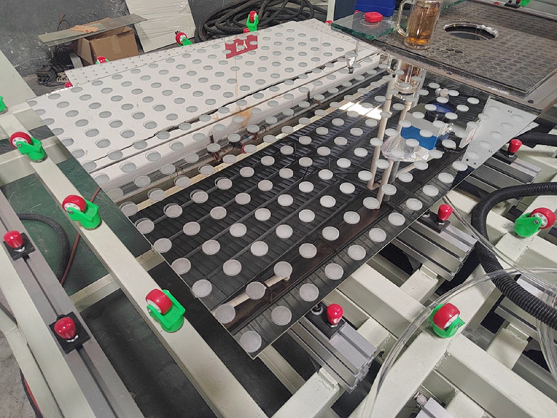 Échantillon de verre traité au laser sur une machine Glass Lasers
